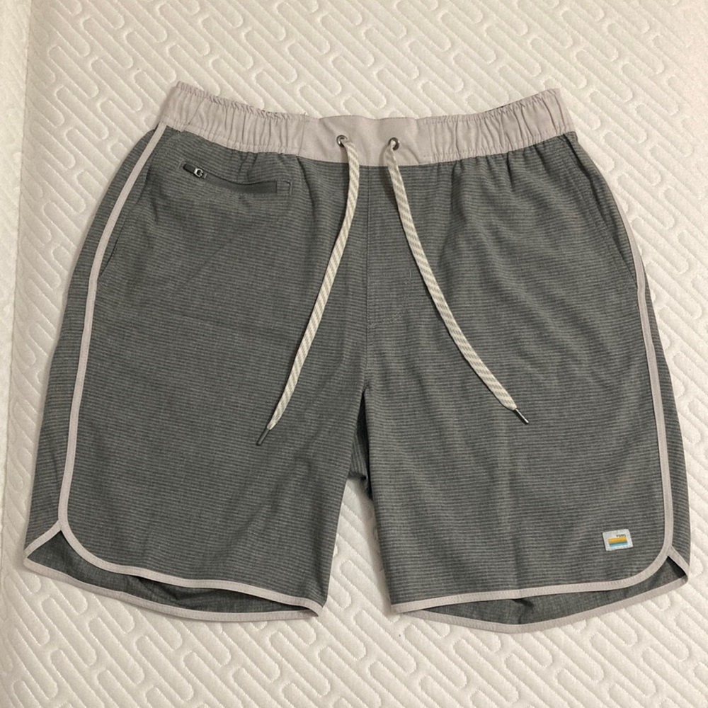 Vuori Banks Short Grey Stripe 7.5” Inseam Medium